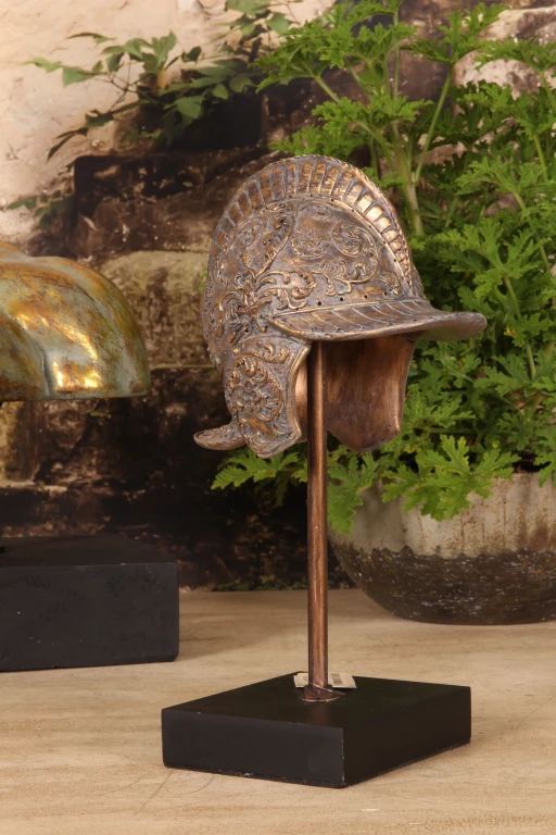 Hjälm på piedestal – guld – 29,5 cm – konstharts