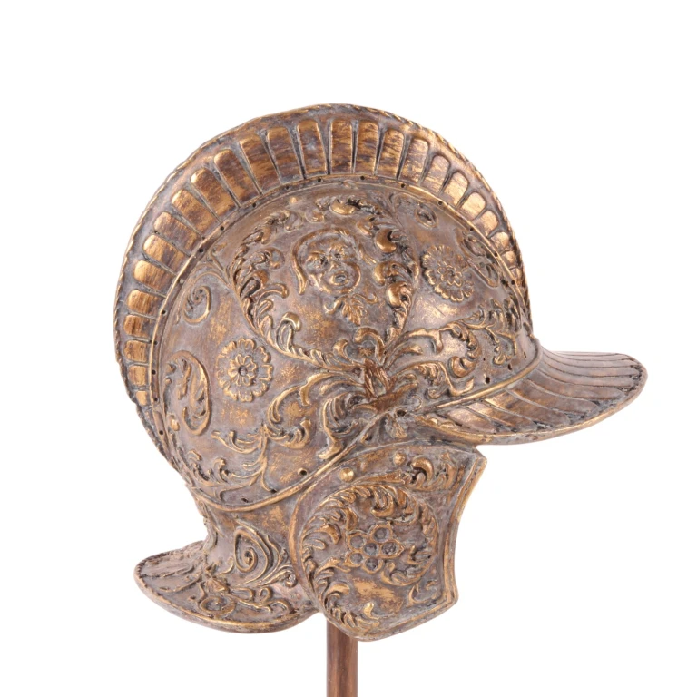 Hjälm på piedestal – guld – 29,5 cm – konstharts