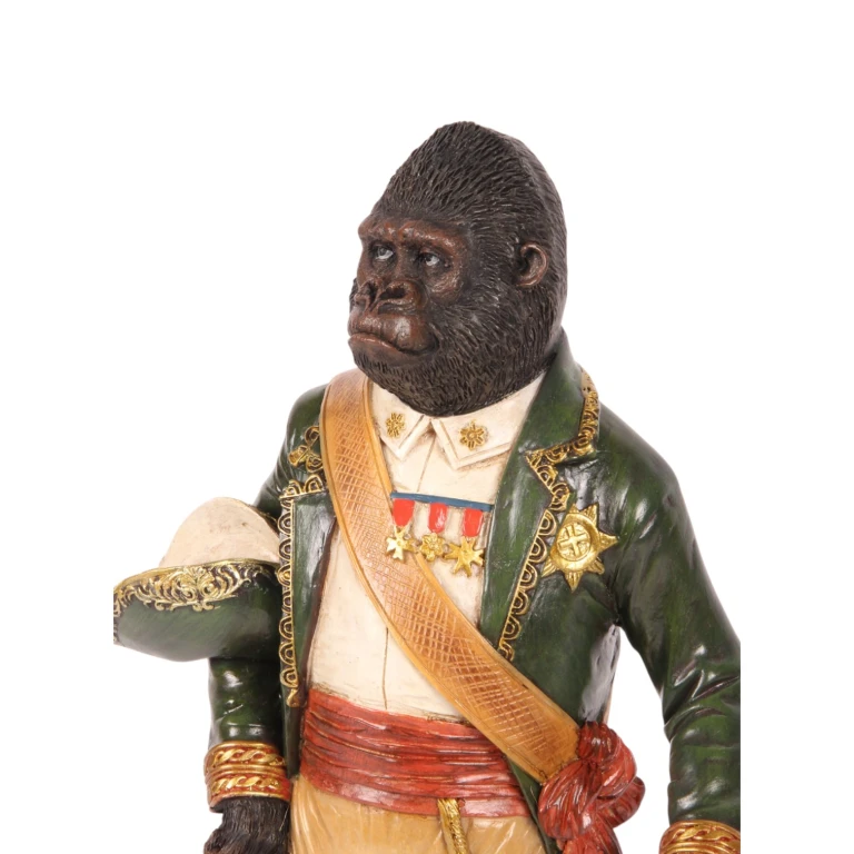 Orangutang på piedestal – grön – 40,5 cm