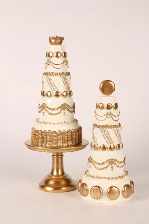 Dekorativ tårta - vit/kräm med guld - 47 cm - konstharts